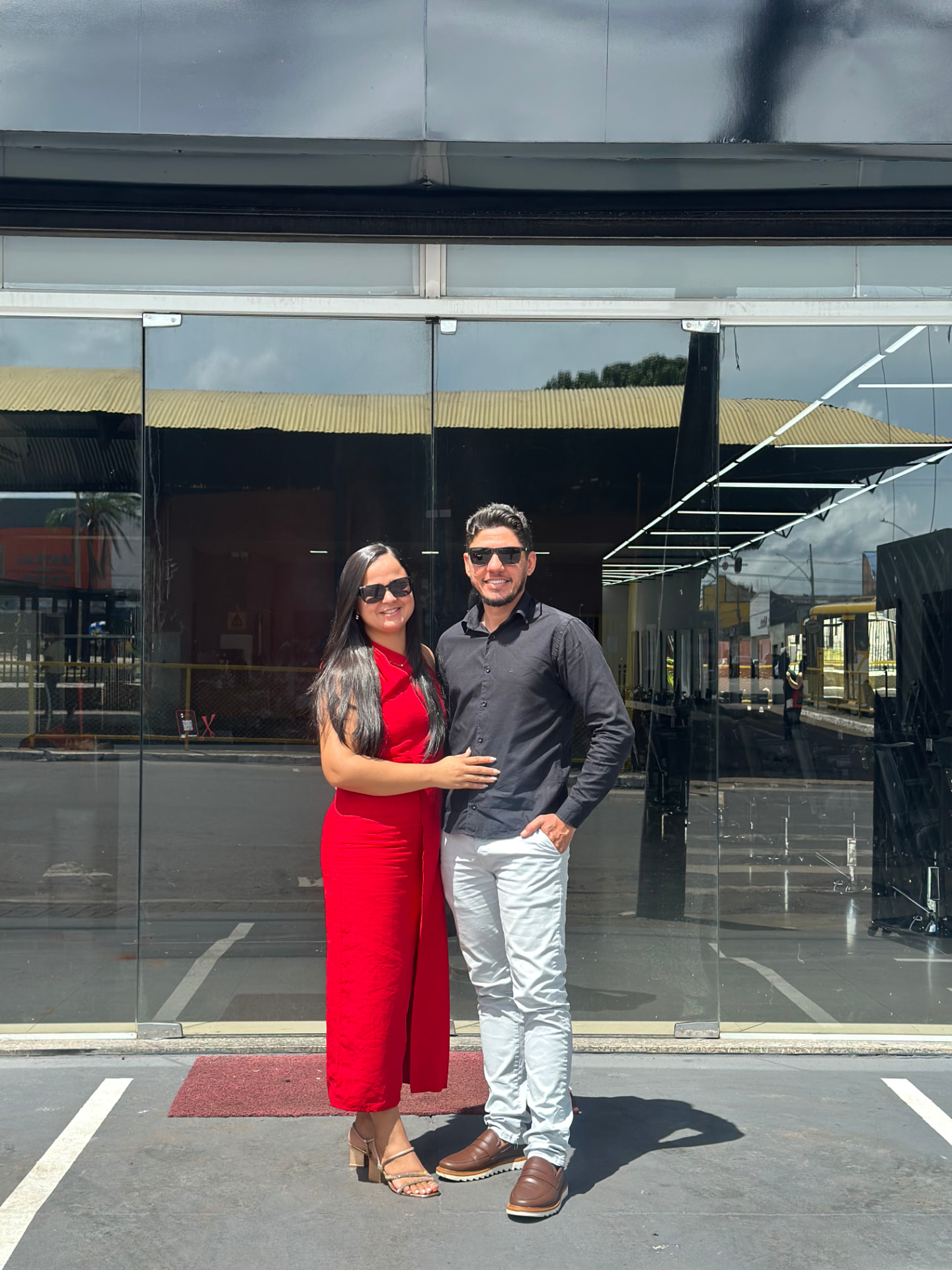 Fundadores da AUX Barbearia em frente à unidade