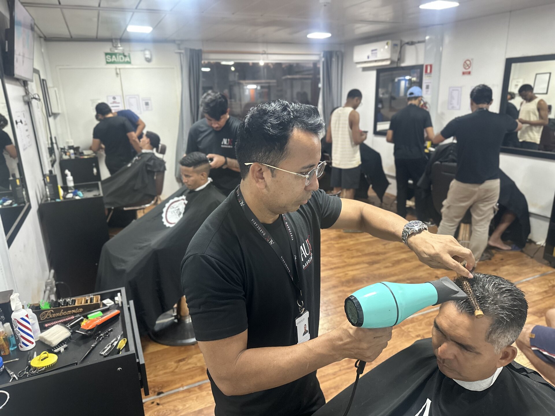 Interior da unidade AUX Barbearia em Canaã dos Carajás